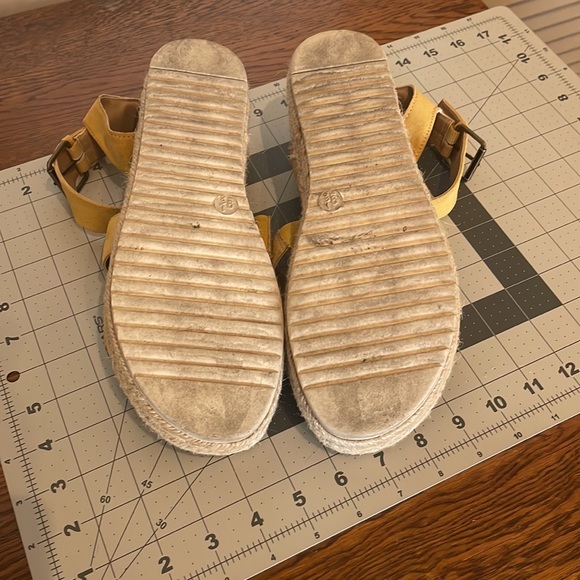 Universal Thread yellow platform sandals. - Picture 4 of 8
